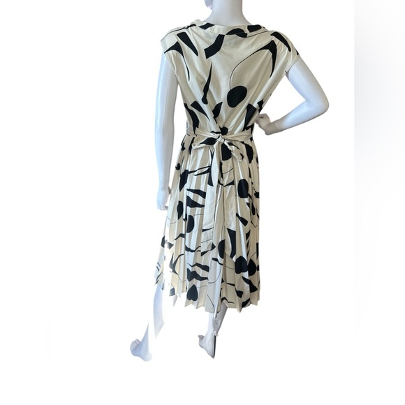 BLOOMCHIC
Silhouette Floral Print Cap
Sleeve Midi Dress - Picture 7 of 14